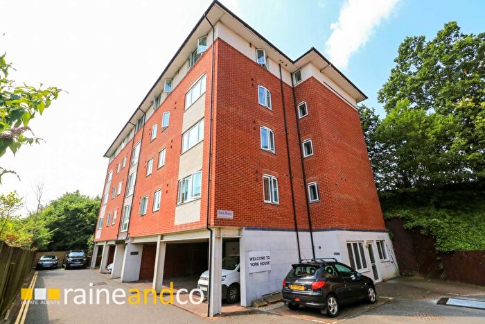 2 Bedroom Flat To Rent In North Drive, Hatfield, AL9