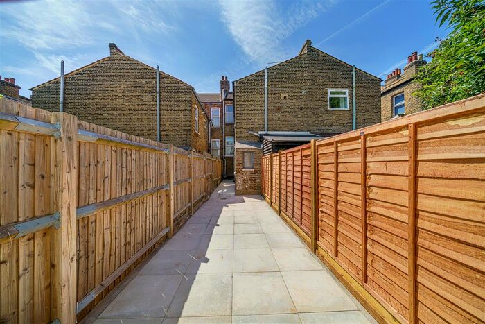 2 Bedroom Flat To Rent In Durban Road, West Norwood, SE27