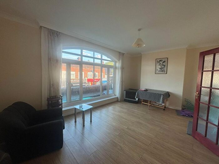 3 Bedroom Flat To Rent In Green Lanes, London, N13