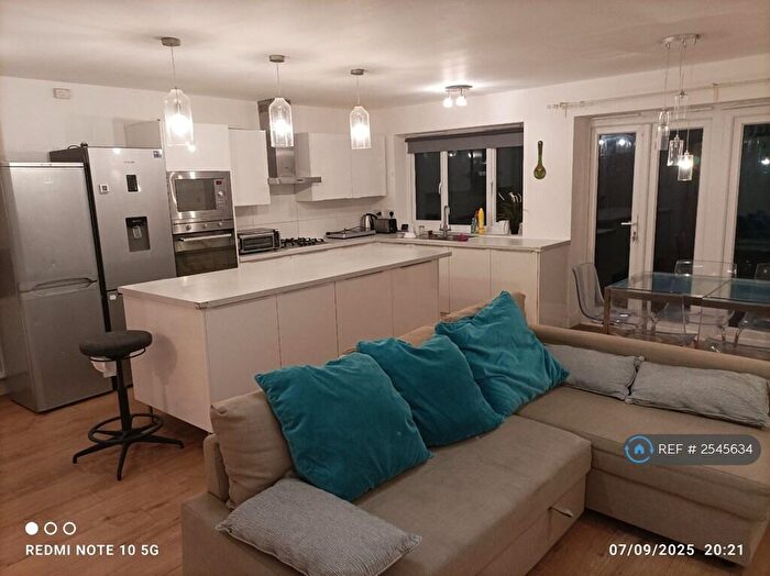 4 Bedroom Semi-Detached House To Rent In Glendale Gardens, Wembley, HA9