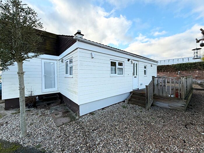 1 Bedroom Semi-Detached House For Sale In Poplar Farm Mobile Home Park, Castle Hill Road, Totternhoe, LU6