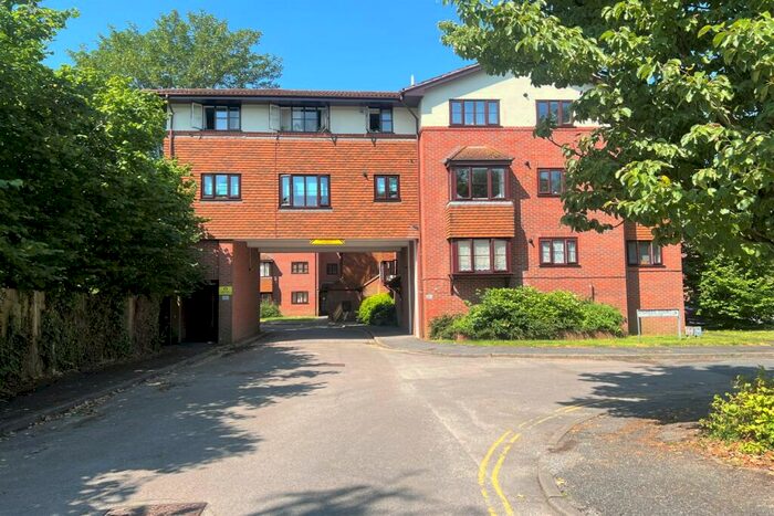 2 Bedroom Flat To Rent In Fishers Court, Horsham, RH12
