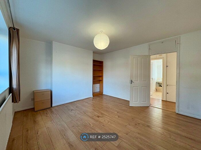 3 Bedroom Flat To Rent In Coldbath Street, London, SE13