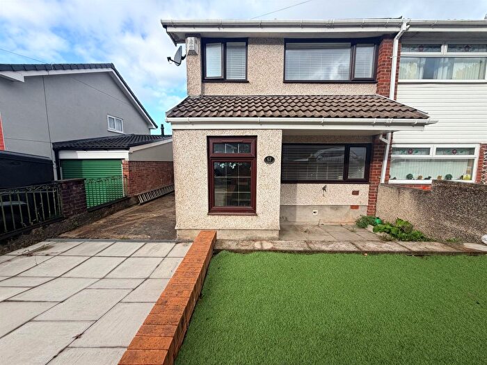 3 Bedroom Semi-Detached House For Sale In Pinecroft Avenue, Aberdare, CF44