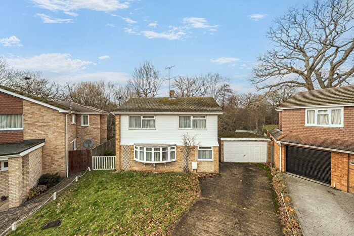 3 Bedroom Detached House For Sale In Ellis Farm Close, Woking, GU22