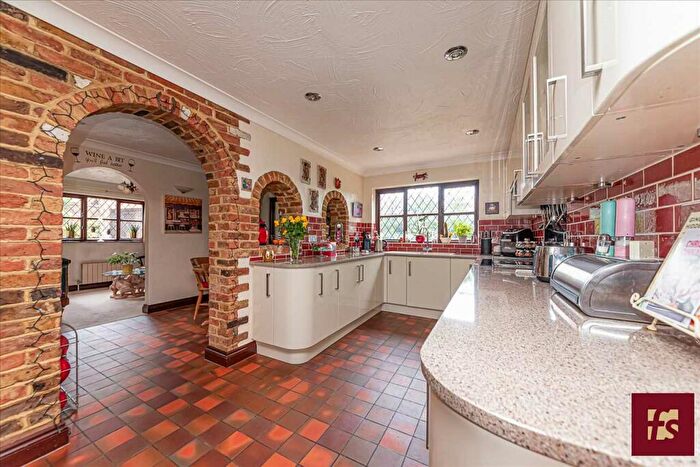 5 Bedroom Detached House For Sale In The Stumps, Ripplesmore Close, Sandhurst, GU47
