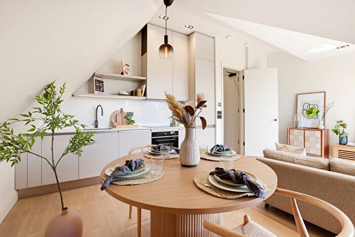 2 Bedroom Flat For Sale In Creswick Road, Acton, London, W3