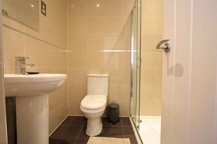 3 Bedroom Flat To Rent In Morden Road, Wimbledon, SW19