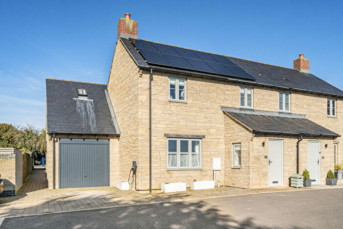 3 Bedroom Semi-Detached House For Sale In Covert Close, Fritwell, OX27