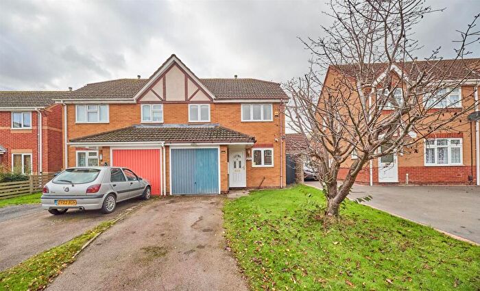 3 Bedroom Semi Detached House For Sale In Hogarth Close, Hinckley, LE10