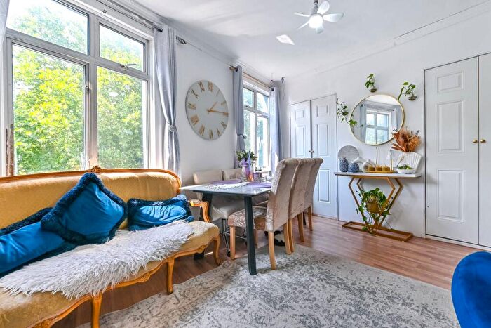 3 Bedroom Flat For Sale In Burdett Road, Bow, London, E3