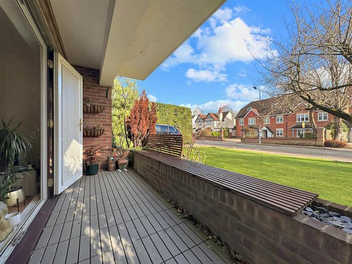 3 Bedroom Flat To Rent In Penn Road, Beaconsfield, HP9