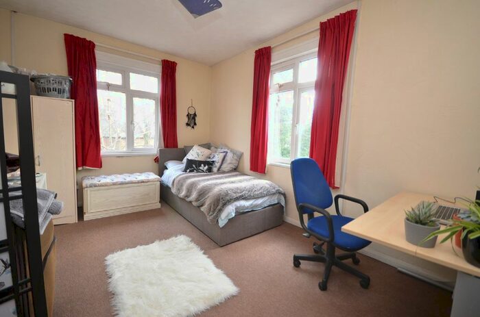 4 Bedroom Flat To Rent In Upper Hale Road, Farnham, Surrey, GU9