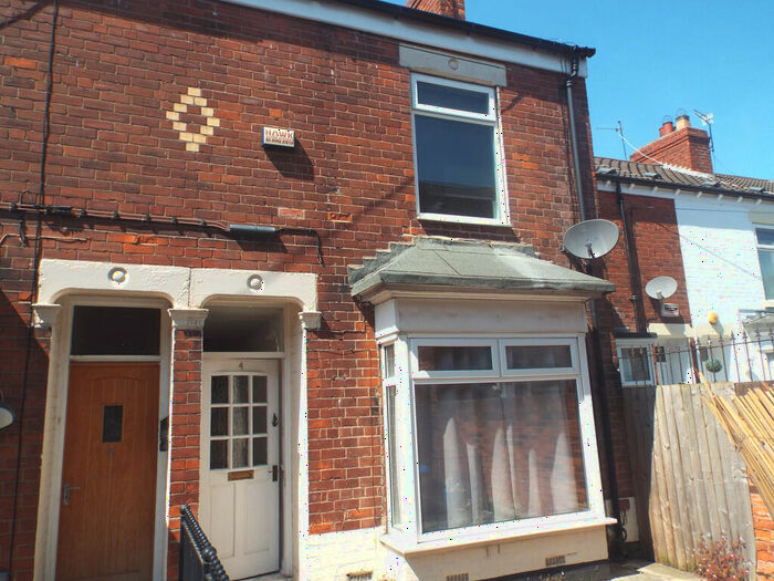 2 Bedroom End Of Terrace House To Rent In Crompton Villas, HU9