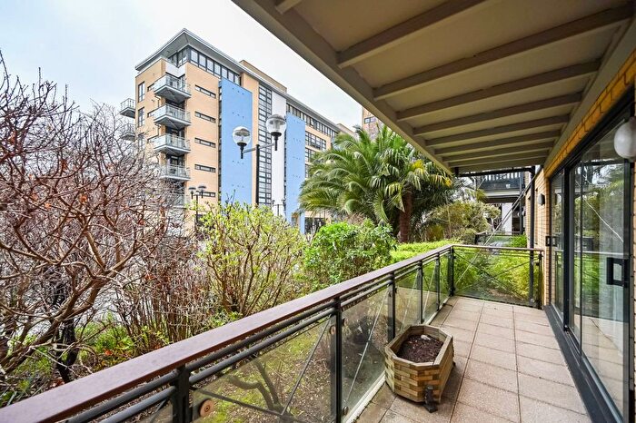 1 Bedroom Flat For Sale In Ocean Wharf, Docklands, London, E14