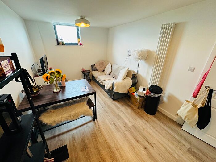 2 Bedroom Flat To Rent In Balham High Road, London, SW12