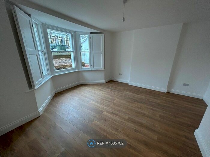 2 Bedroom Flat To Rent In Liston Road, London, SW4