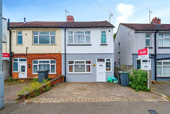 3 Bedroom End Of Terrace House For Sale In Dunstable Road, Luton, Bedfordshire, LU4