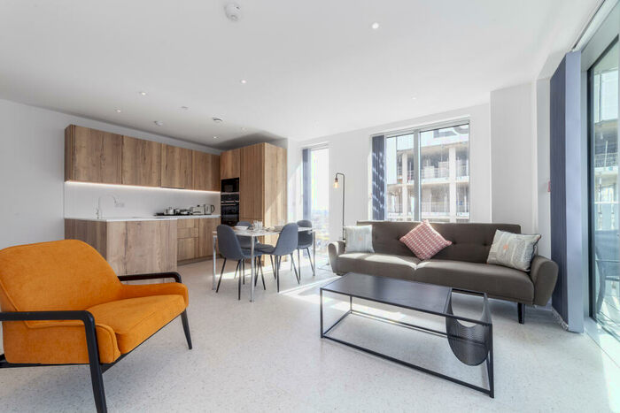 2 Bedroom Apartment To Rent In Tapestry Way, Whitechapel, London, E1