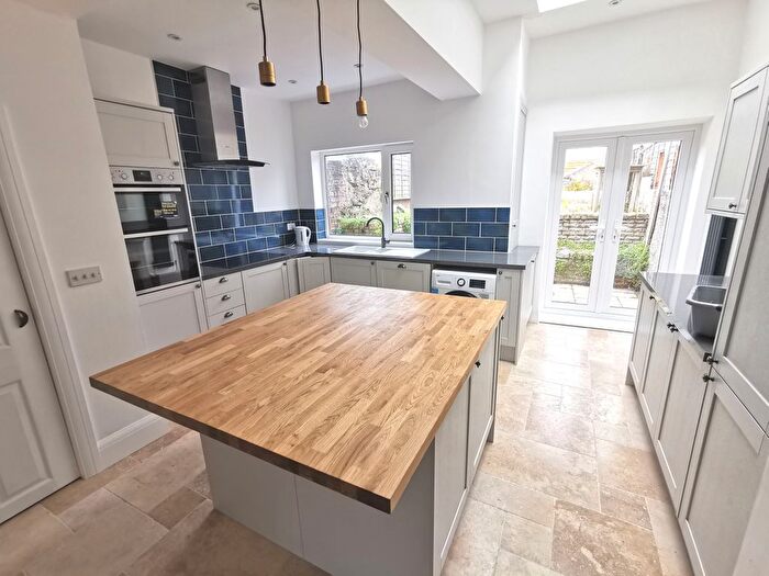 2 Bedroom Property To Rent In Parkview Terrace, Swansea, SA2