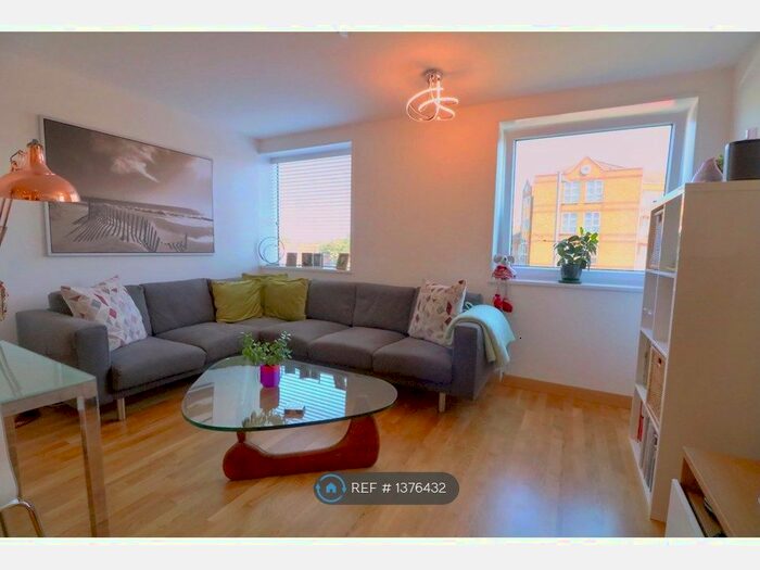 2 Bedroom Flat To Rent In Highbanks, Southend-On-Sea, SS1