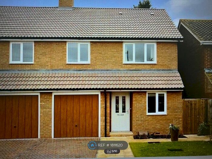 4 Bedroom Semi-Detached House To Rent In Bedgrove, Aylesbury, HP21