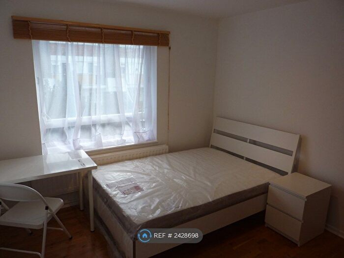 3 Bedroom Flat To Rent In Clark Street, London, E1