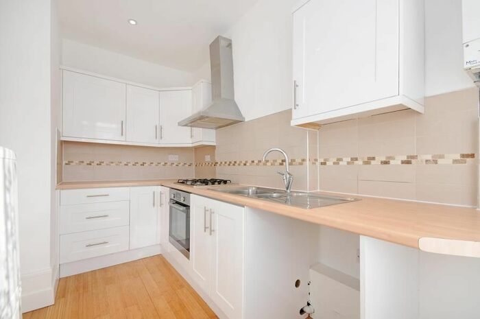 2 Bedroom Flat To Rent In Askew Road, London, W12