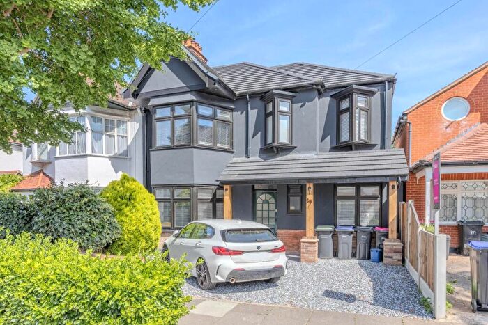 4 Bedroom Semi-Detached House For Sale In Elm Grove, Southend-On-Sea, SS1