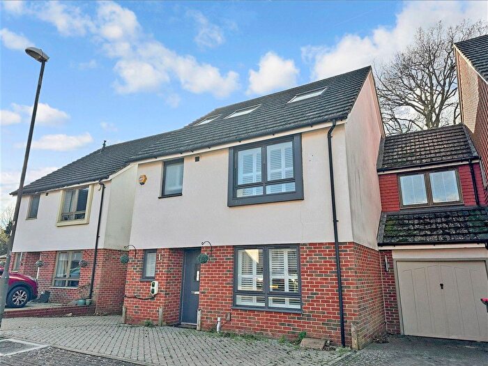 5 Bedroom Link Detached House For Sale In Pinova Close, Crawley, West Sussex, RH11