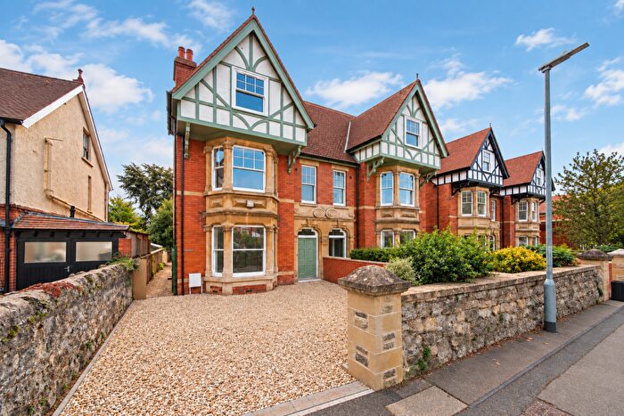 5 Bedroom Semi-Detached House For Sale In Westlecot Road, Old Town, Swindon, SN1