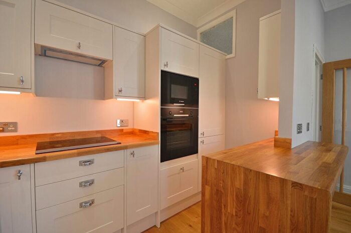 1 Bedroom Flat For Sale In Grovelands Road, Palmers Green, London., N13