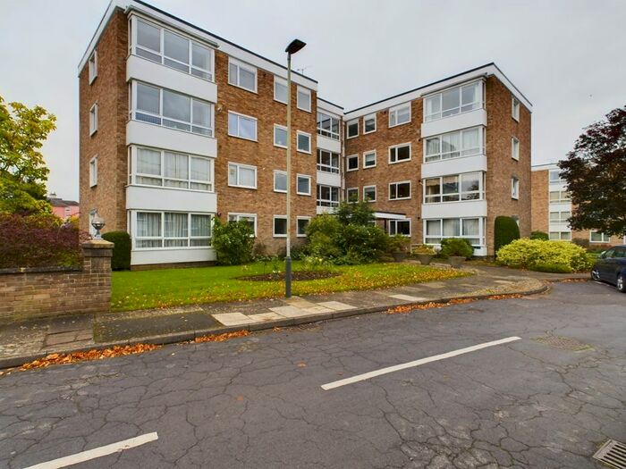 2 Bedroom Flat To Rent In Flat Queens Court, Queens Road, Cheltenham, GL50