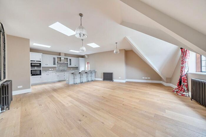 2 Bedroom Apartment For Sale In Kings Drive, Midhurst, GU29