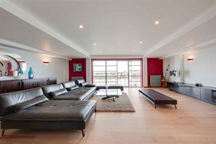 2 Bedroom Flat To Rent In Phoenix Wharf - Narrow Street, London, E14