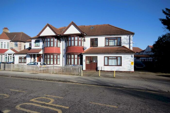4 Bedroom Flat To Rent In Northwick Avenue, Kenton, HA3