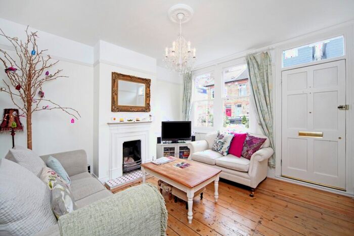2 Bedroom Terraced House To Rent In Bourne Avenue Windsor, SL4