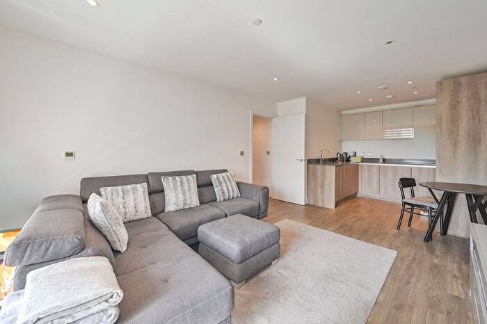 1 Bedroom Flat To Rent In Wheatstone House ?, Chiswick High Road, Kew Bridge, London, W4