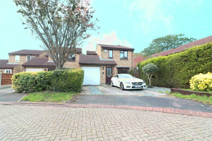 3 Bedroom Link Detached House To Rent In Hermitage Close, Farnborough, Hampshire, GU14