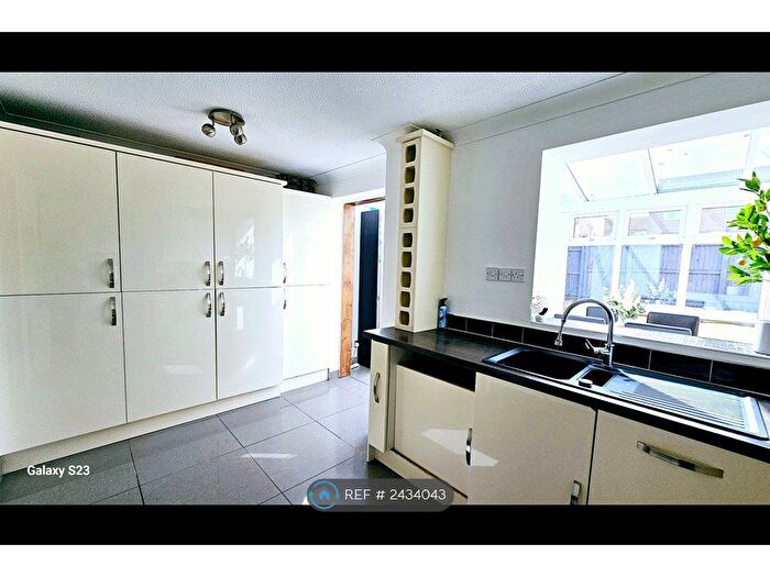 2 Bedroom End Of Terrace House To Rent In Clare Walk, Swindon, SN5
