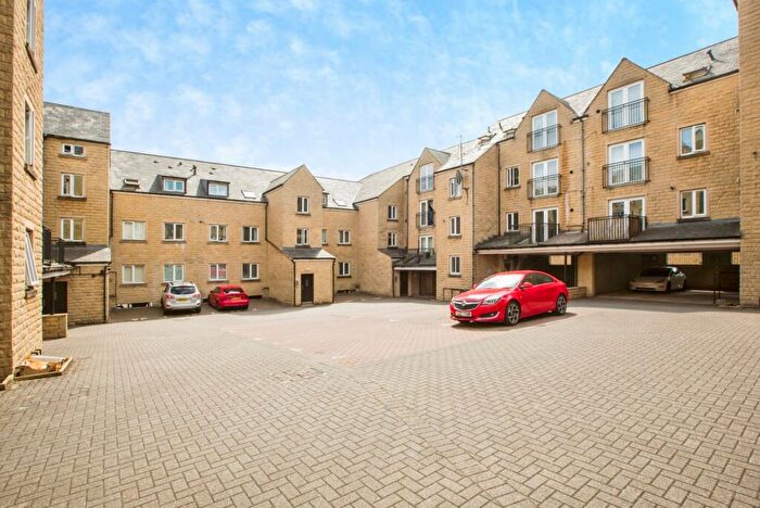 2 Bedroom Flat For Sale In West View, Boothtown, Halifax, West Yorkshire, HX3