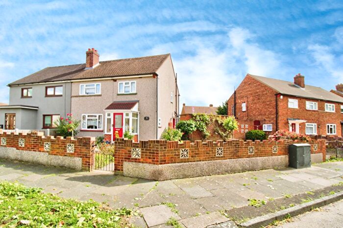3 Bedroom Semi-detached House For Sale In New Zealand Way, Rainham, RM13