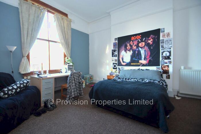 11 Bedroom End Of Terrace House To Rent In St Johns Terrace, Hyde Park, Leeds, LS3