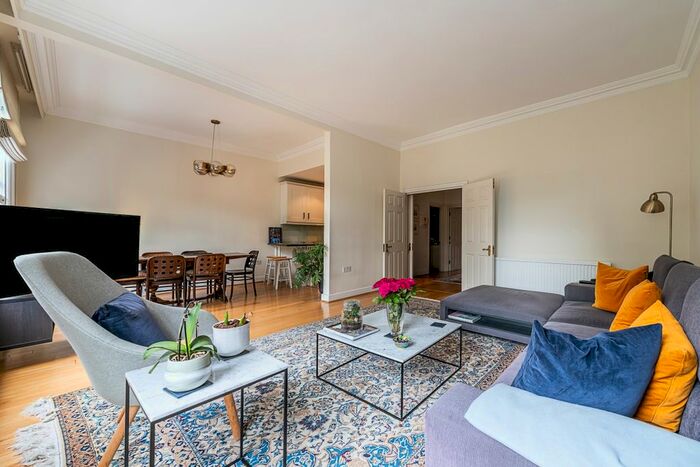 2 Bedroom Flat To Rent In Vicarage Gate, London, W8