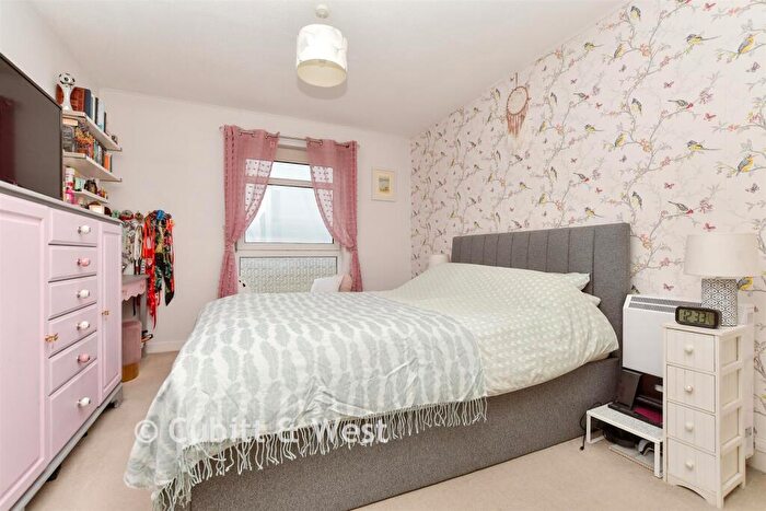 2 Bedroom Apartment For Sale In Beddington Gardens, Wallington, Surrey, SM6