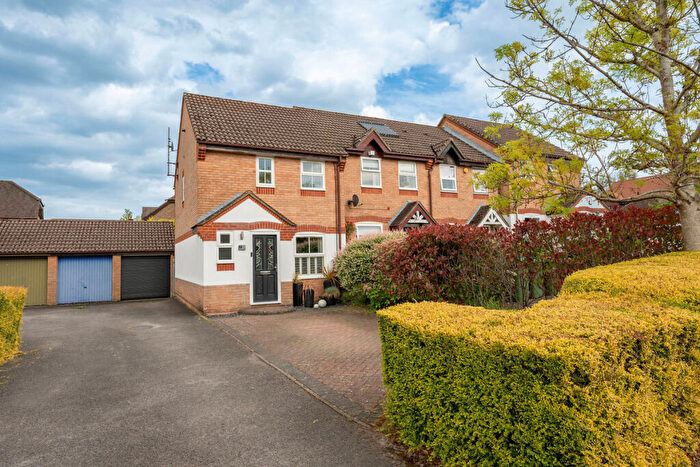 3 Bedroom End Of Terrace House For Sale In Standen Place, Horsham, RH12