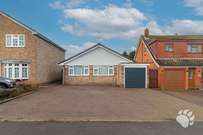 3 Bedroom Detached Bungalow For Sale In The Chase, Rayleigh, SS6