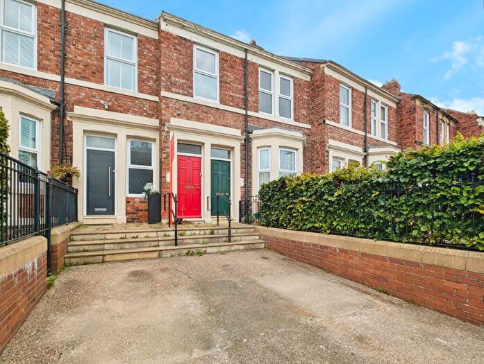 3 Bedroom Flat For Sale In Bensham Crescent, Gateshead, Tyne And Wear, NE8