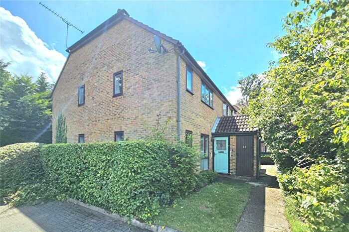 1 Bedroom Flat For Sale In Burdock Close, Lightwater, Surrey, GU18