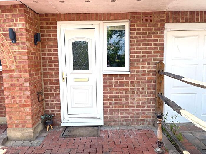 Studio To Rent In Oakhill Close, Ashtead, KT21